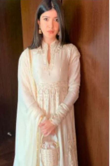Want to look stylish in ethnic look, then recreate Shanaya Kapoor's looks