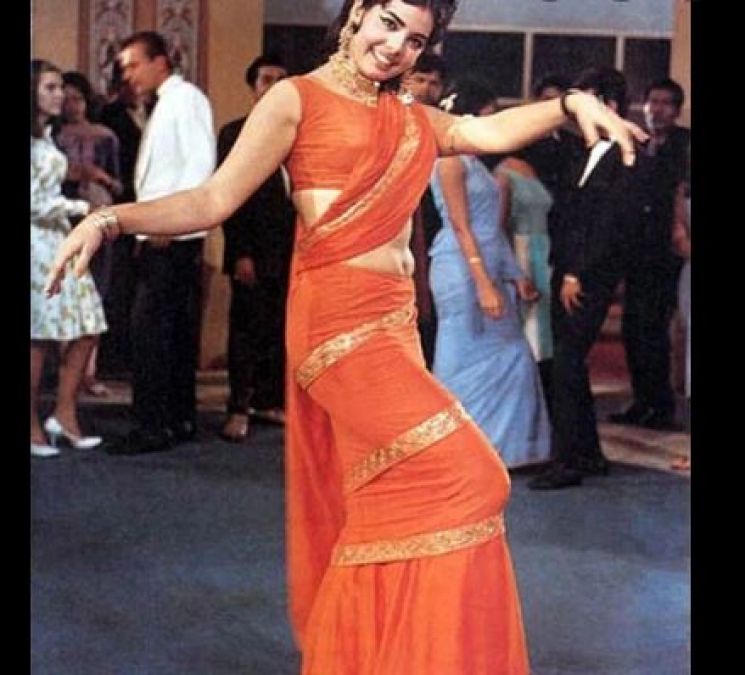 Wearing this type of sari in the wedding reception, everyone's eyes will be on you