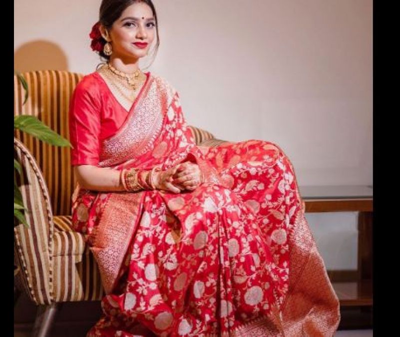 Wearing this type of sari in the wedding reception, everyone's eyes will be on you