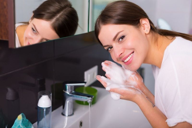 जानें चेहरे की बरक़रार रखने के लिए दिन में कितनी बार धोएं