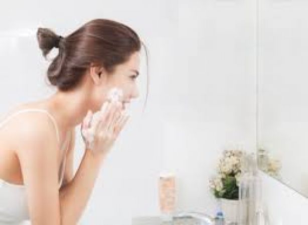 जानें चेहरे की बरक़रार रखने के लिए दिन में कितनी बार धोएं