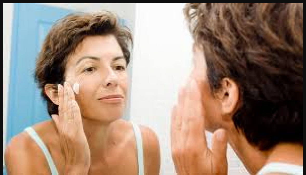 Applying moisturizer in winter can cause damage to the skin