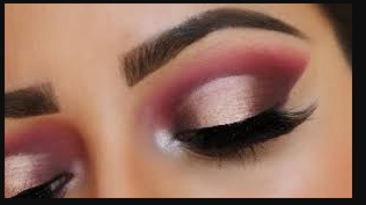 To look attractive, apply glitter eye shadow in this way