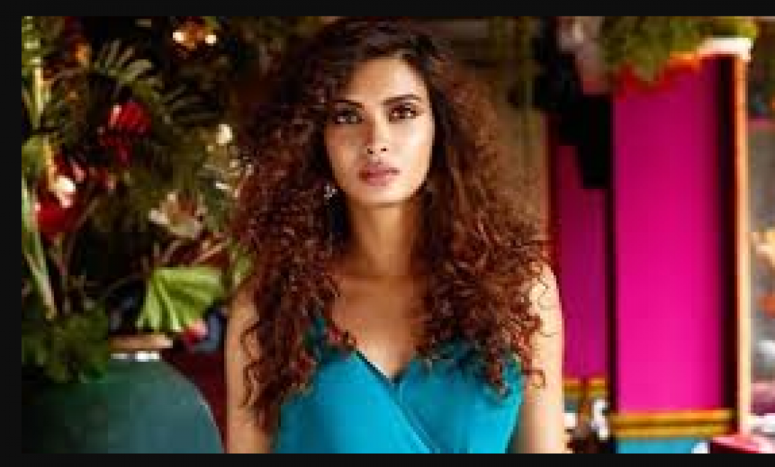 If you have curly hair then follow these tips during monsoon