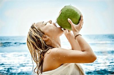 नारियल पानी से चेहरा धोने से दूर हो जाती है पिम्पल्स की समस्या