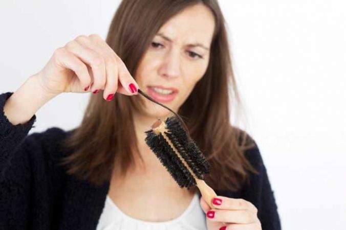 आपकी ये आदते पहुंचा सकती है आपके बालों को नुकसान