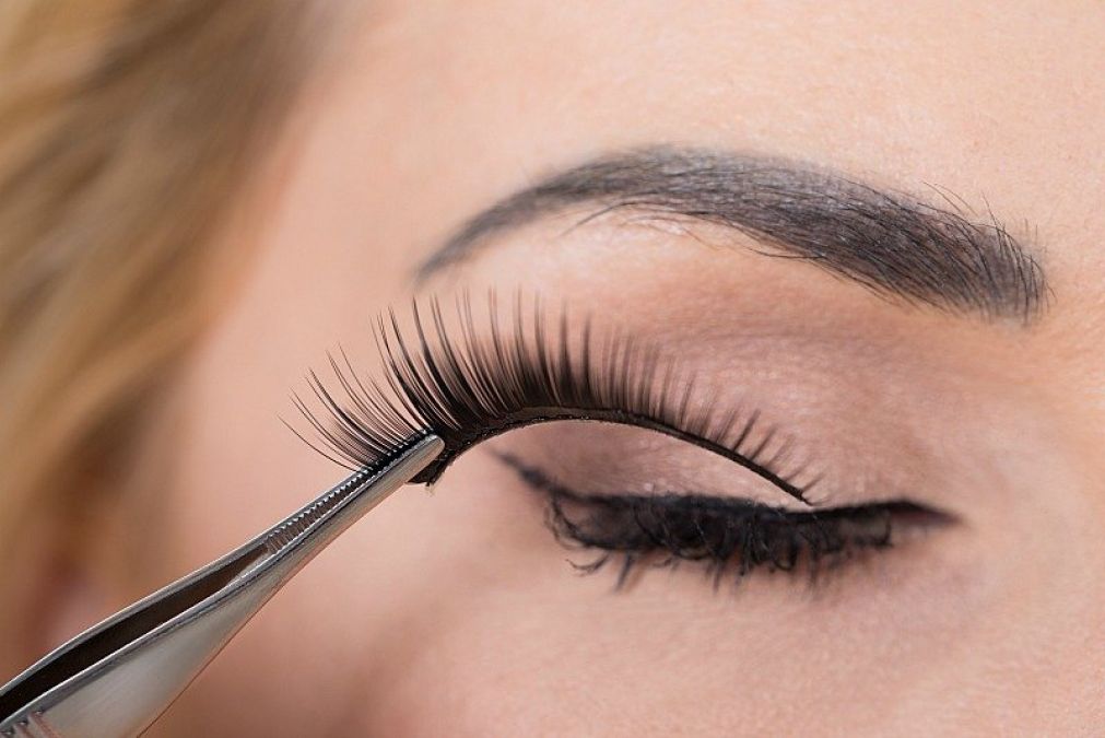 How To Apply False Eyelashes at home without help of experts