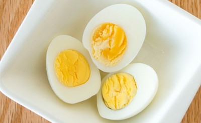 क्या अंडे का पीला हिस्सा खाने से बढ़ने लगता है शरीर में फैट? जानिए एक्सपर्ट की राय