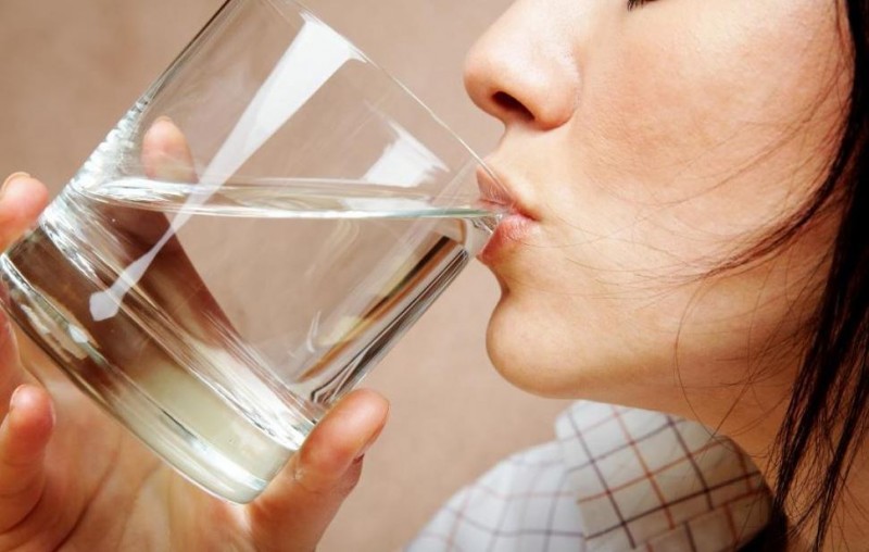 क्या नहाने से पहले पानी पीना है सही?