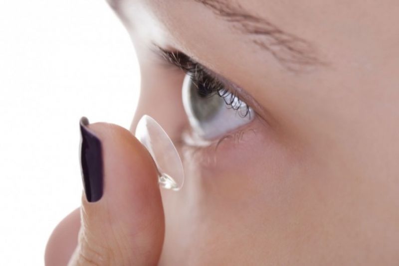 कांटेक्ट लैंस पहुंचा सकता है आपकी आँखों को नुकसान