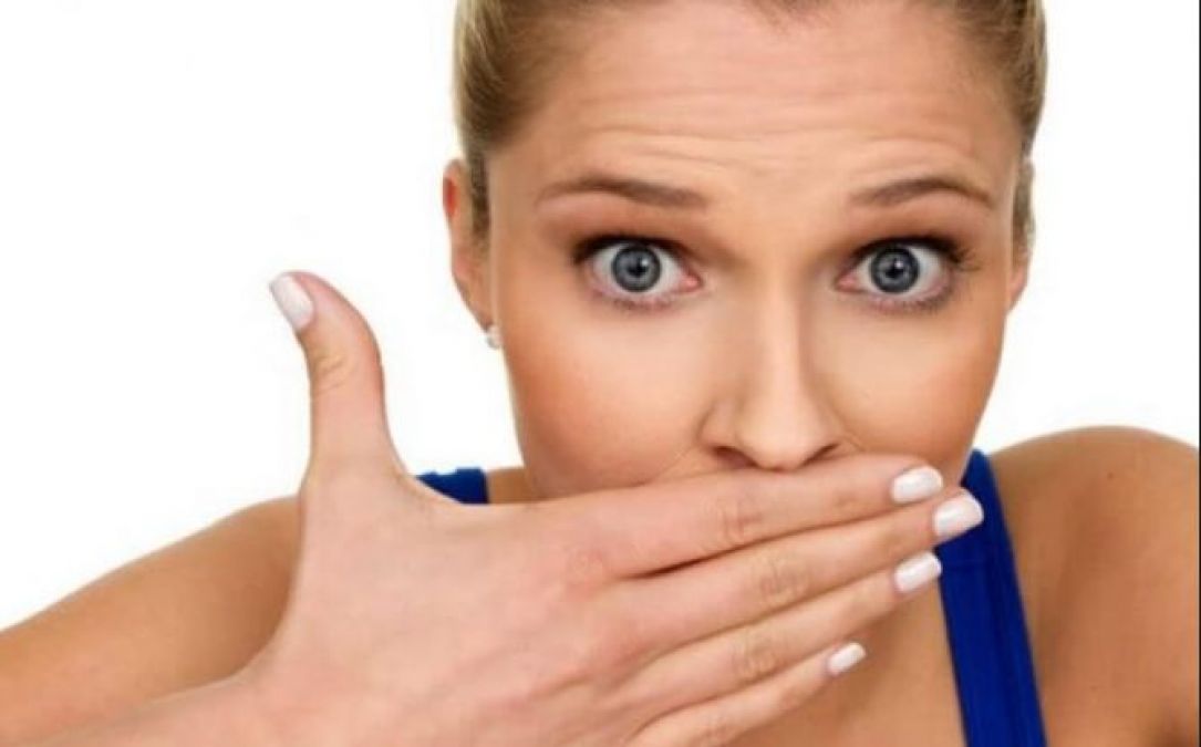 मुंह से दुर्गंध आने के हैं कई कारण, हो सकते हैं इन बिमारियों के संकेत