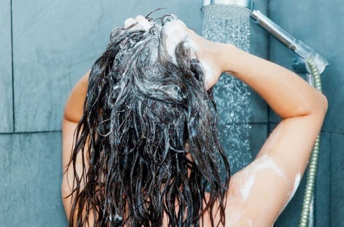 क्या गर्म पानी से बाल धोना है सही?