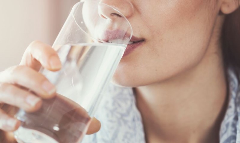 Is Drinking Water on an Empty Stomach Beneficial or Harmful? Experts Weigh In