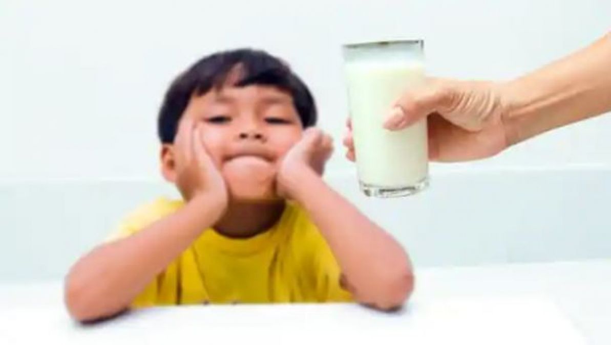 दूध पीने में बच्चे करते हैं नखरे तो जानिए क्या हैं आसान तरीके