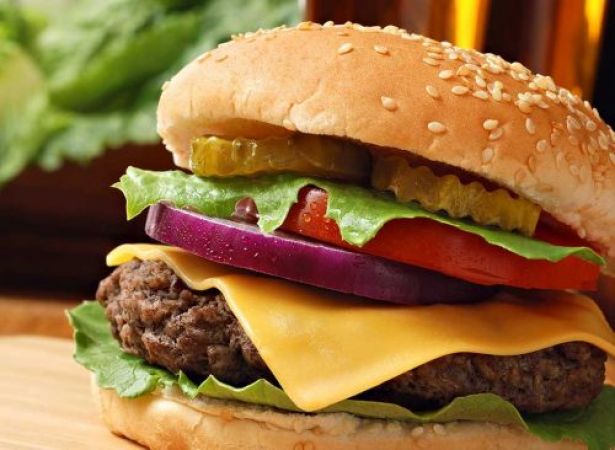 खाली पेट कभी ना खाएं बर्गर और ब्रेड, सेहत को होता है खतरा