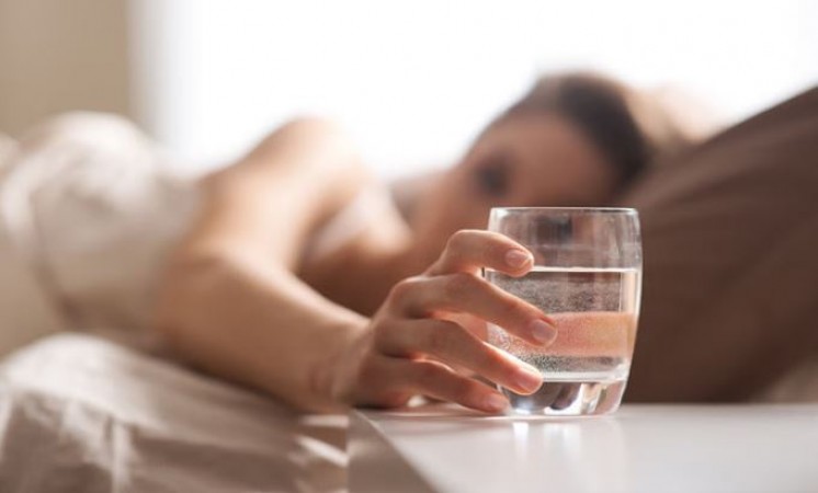 ख़ाली पेट पानी पीना हो सकता है खतरनाक, जानिए क्या कहते है एक्सपर्ट्स?