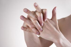 उंगलिया चटकाने से हो सकती है गठिया की बीमारी
