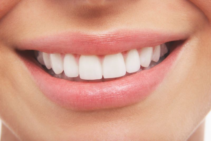 आपके खूबसूरत दांतों की चमक पर असर डालता है इन चीजों का सेवन