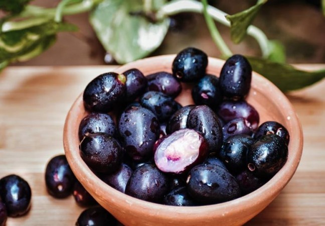 Use jamun kernels in hair, it will become dense