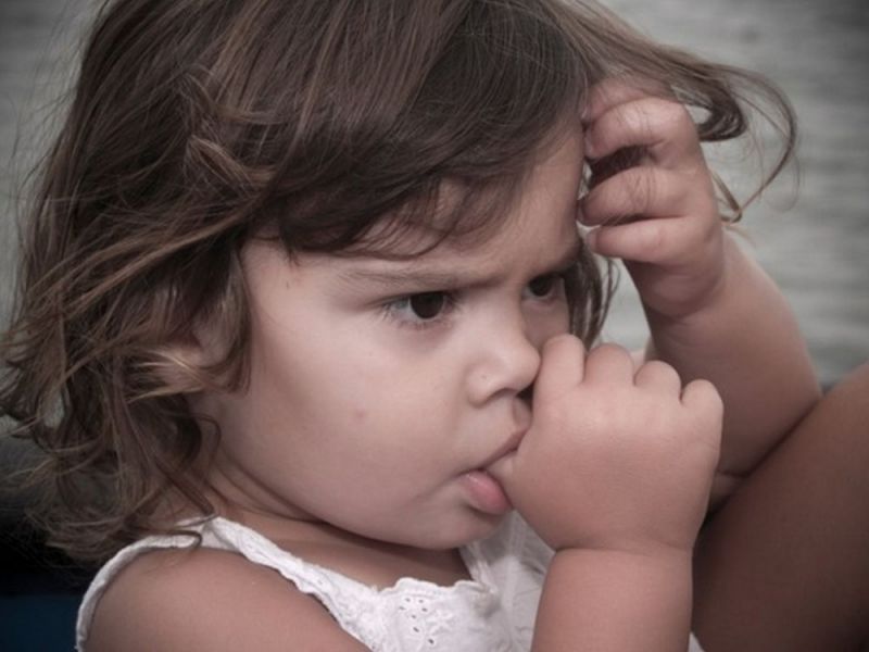 बच्चे के अंगूठा चूसने की आदत से सेहत को होता है नुकसान