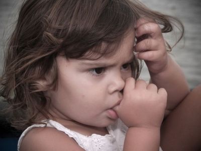 बच्चे के अंगूठा चूसने की आदत से सेहत को होता है नुकसान