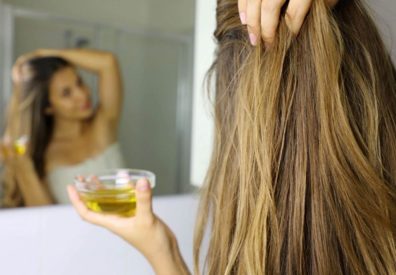 The Disadvantages of Oiling Hair While Sleeping: Here's Why