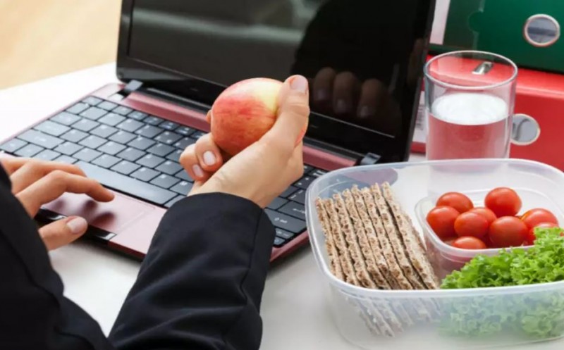 Keep These 3 Foods at the Workplace to Maintain Energy