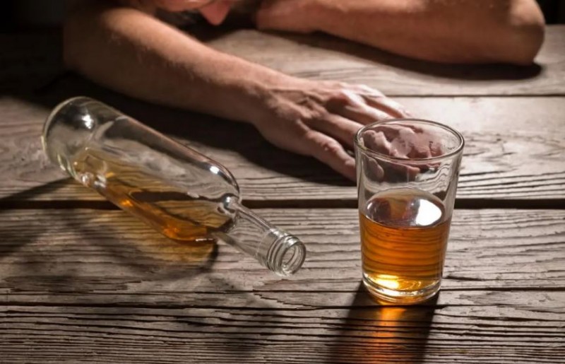 शराब पीते समय भूलकर भी ना करें ये गलतियां, वरना खतरे में पड़ सकती है जान