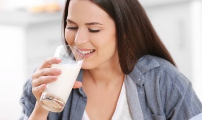 सुबह खाली पेट दूध पीना फायदेमंद है या नुकसानदायक? जानिए एक्सपर्ट्स की राय