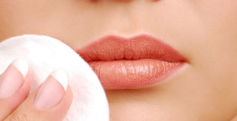 In this way, you can also keep the moisture of the lips