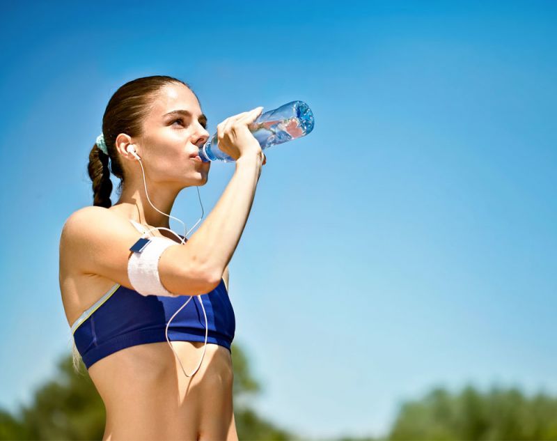 खड़े खड़े पानी पीना बन सकता है कई बीमारियों का कारण