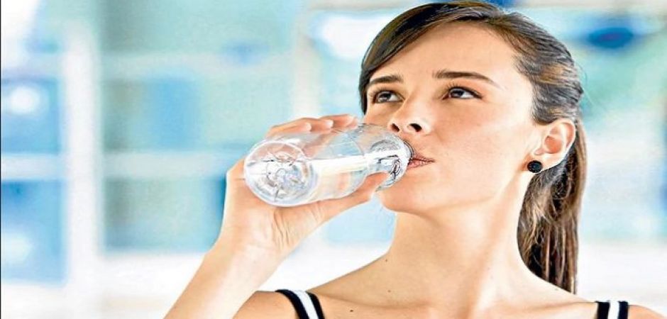 खड़े खड़े पानी पीना बन सकता है कई बीमारियों का कारण