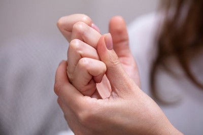 Do You Have a Habit of Cracking Your Fingers? Learn About Its Disadvantages