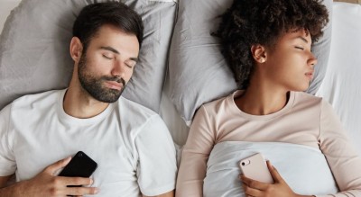 सोते समय मोबाइल फोन को कितनी दूरी पर रखना चाहिए? जानिए एक्सपर्ट्स की राय