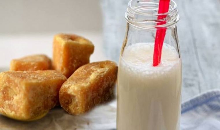 जानिए क्या है सेहत के लिए गुड़ वाला दूध पीने के फायदे