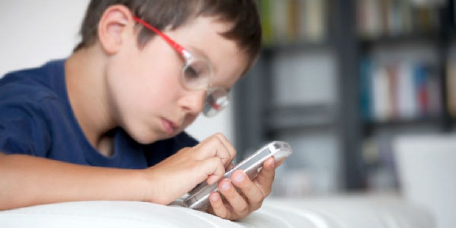 स्मार्टफोन से बच्चों की बनाएं दूरी