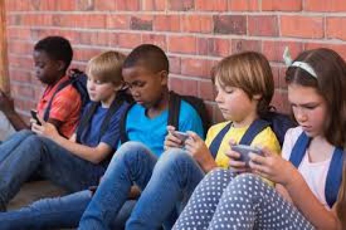 इस तरह बच्चों की सेहत ख़राब कर रहे मोबाइल्स