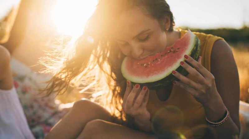 गर्मी में आई तो जानिए तरबूज़ खाने के फायदे, शरीर को होता है लाभ