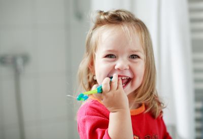 जानिए बच्चो के दांत निकलते वक़्त धयान रखने योग्य बाते