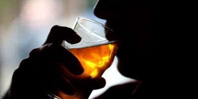 अकेले शराब पीने से भी स्वास्थ्य को पहुंचते है कई सारे नुकसान