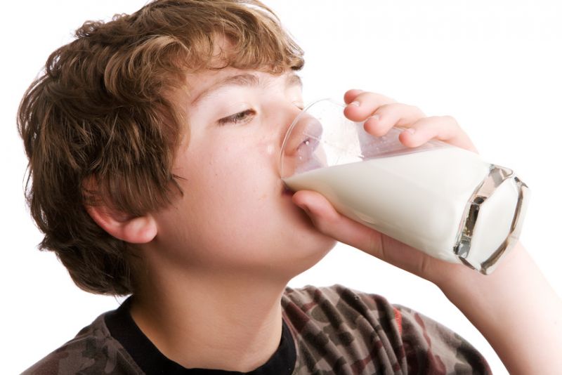 बच्चो के लिए हानिकारक है खाली पेट दूध पीना | NewsTrack Hindi 1