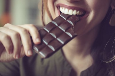 पीरियड्स में चॉकलेट खानी चाहिए या नहीं? जानिए एक्सपर्ट्स की राय