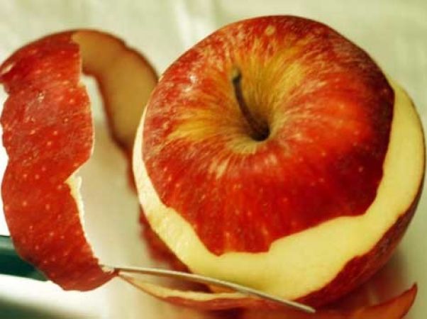 वजन को कम करने में सहायक है सेब के छिलके