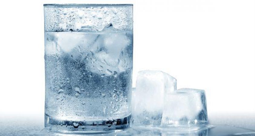 जानिए ज़्यादा ठंडा पानी पीने से होने वाले नुकसानों के बारे में