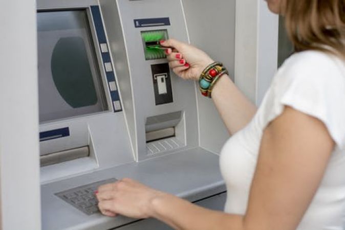 ATM से पैसे निकाल रहे हैं तो पड़ सकते हैं बीमार