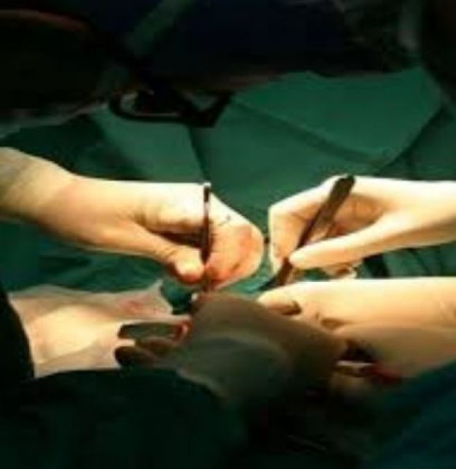 Stones come out from women's throat, Doctors got shocked