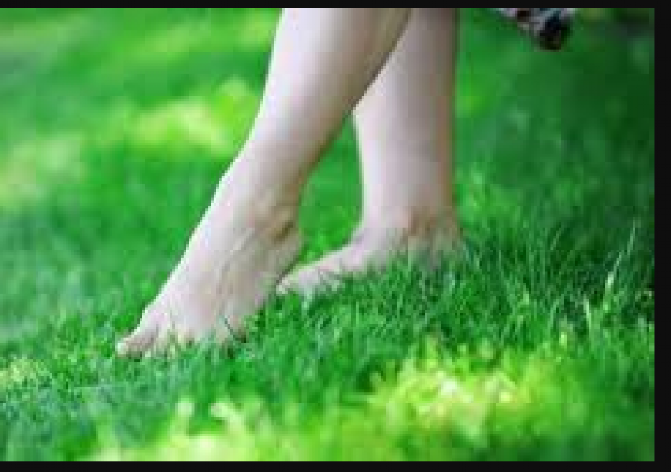 Walking barefoot on the grass has many benefits, Know here...