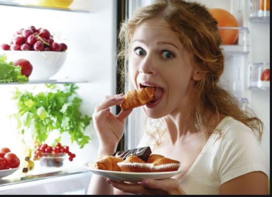 Habit of eating food in bed is harmful for health, read on