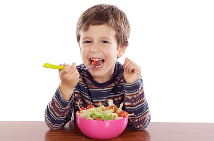 बच्चे जल्दी होते हैं बीमारी का शिकार, तो अपनाएं संतुलित आहार के टिप्स