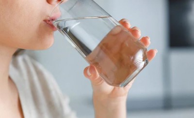 पानी पीते समय भूलकर भी करें ये गलती, बढ़ सकता है कैंसर का खतरा